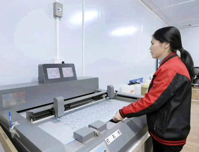 Hole puncher machine